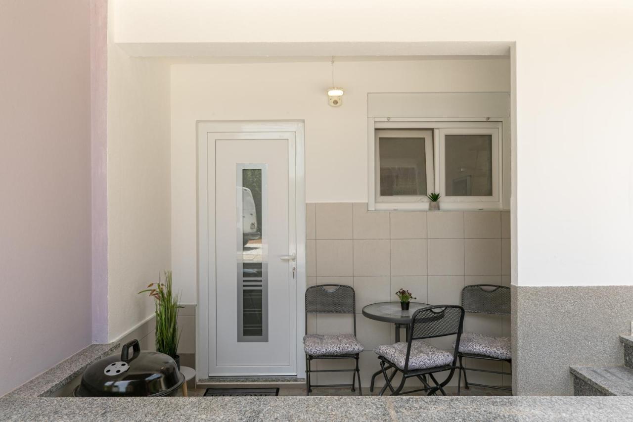 Apartments Tina Stinjan Pula Exterior photo