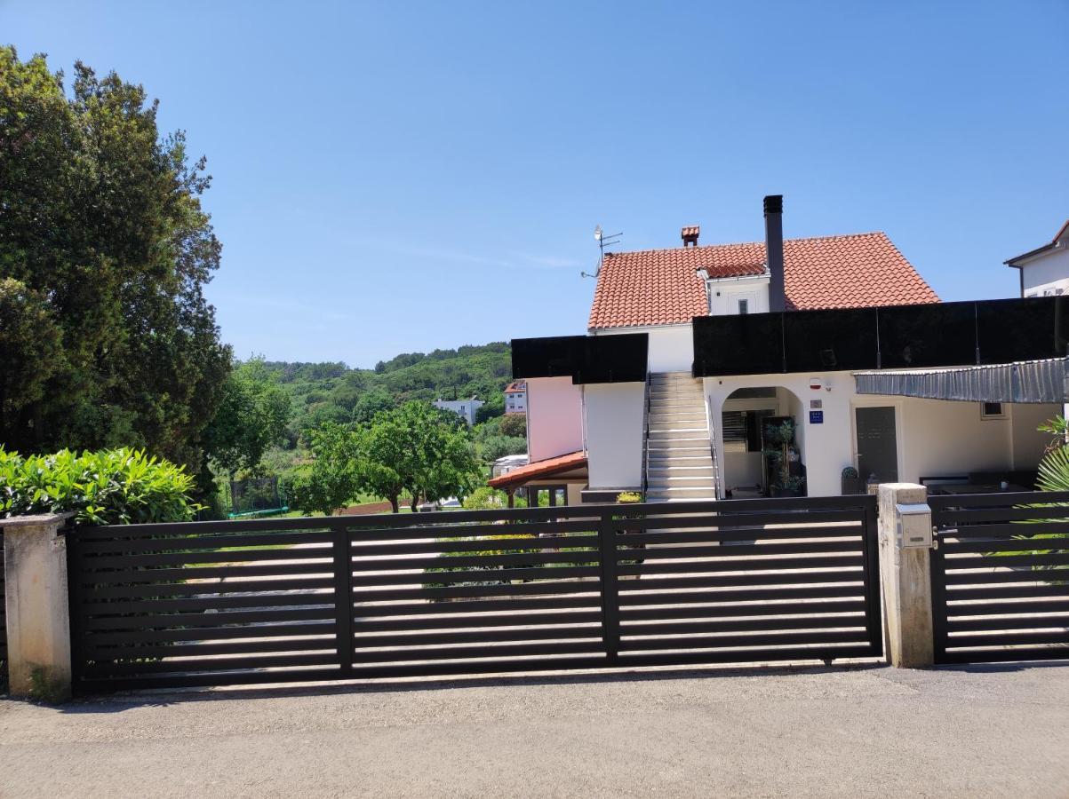 Apartments Tina Stinjan Pula Exterior photo