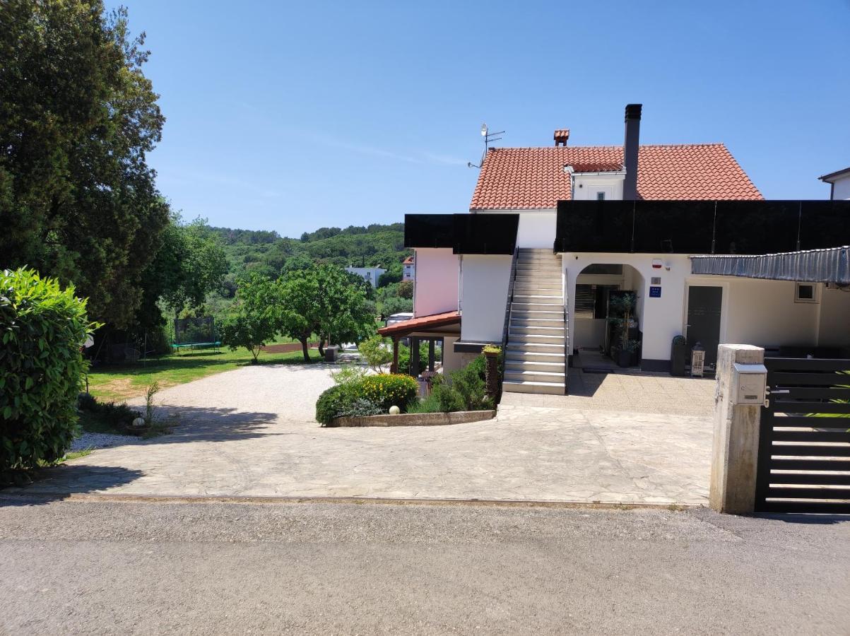 Apartments Tina Stinjan Pula Exterior photo